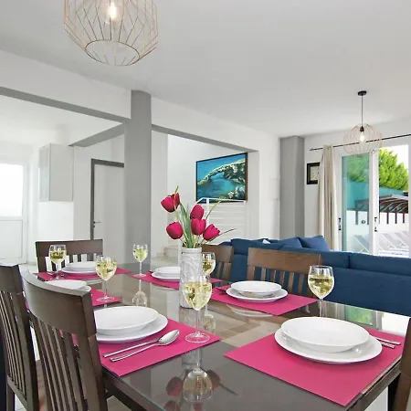 Villa Pekat20 *